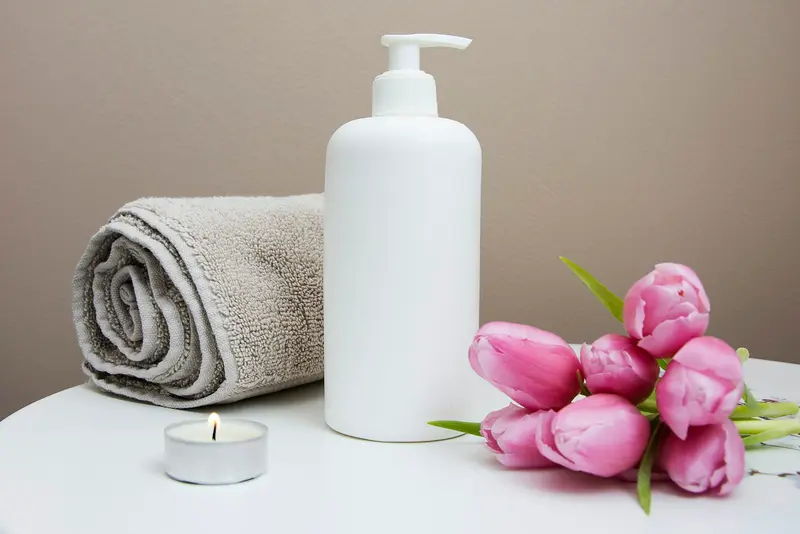 Entspannte Kundin während einer Gesichtsbehandlung